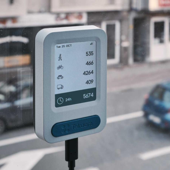 Telraam roadside sensor displaying counts of pedestrians, cyclists, cars and trucks over 24 hours on a residential street.