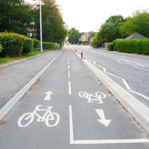 cycle paths going in both directions next to a main road